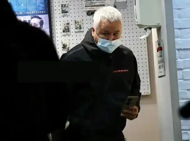 62岁林瑞阳现身街头小店,头发银白变稀疏,身材佝偻还老花眼