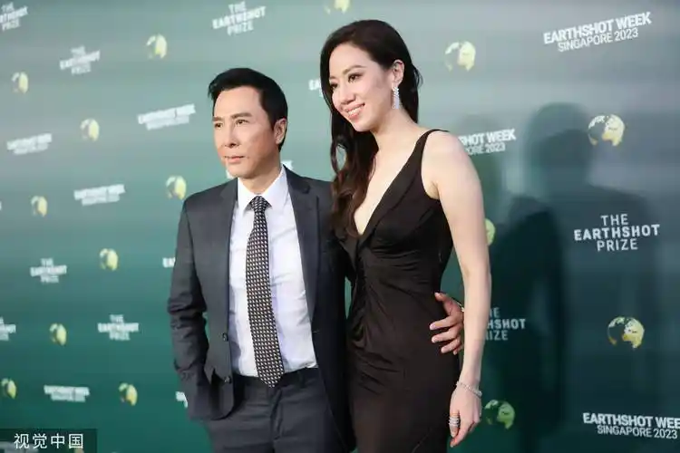 甄子丹携妻子汪诗诗出席活动亲昵搂腰合影超恩爱