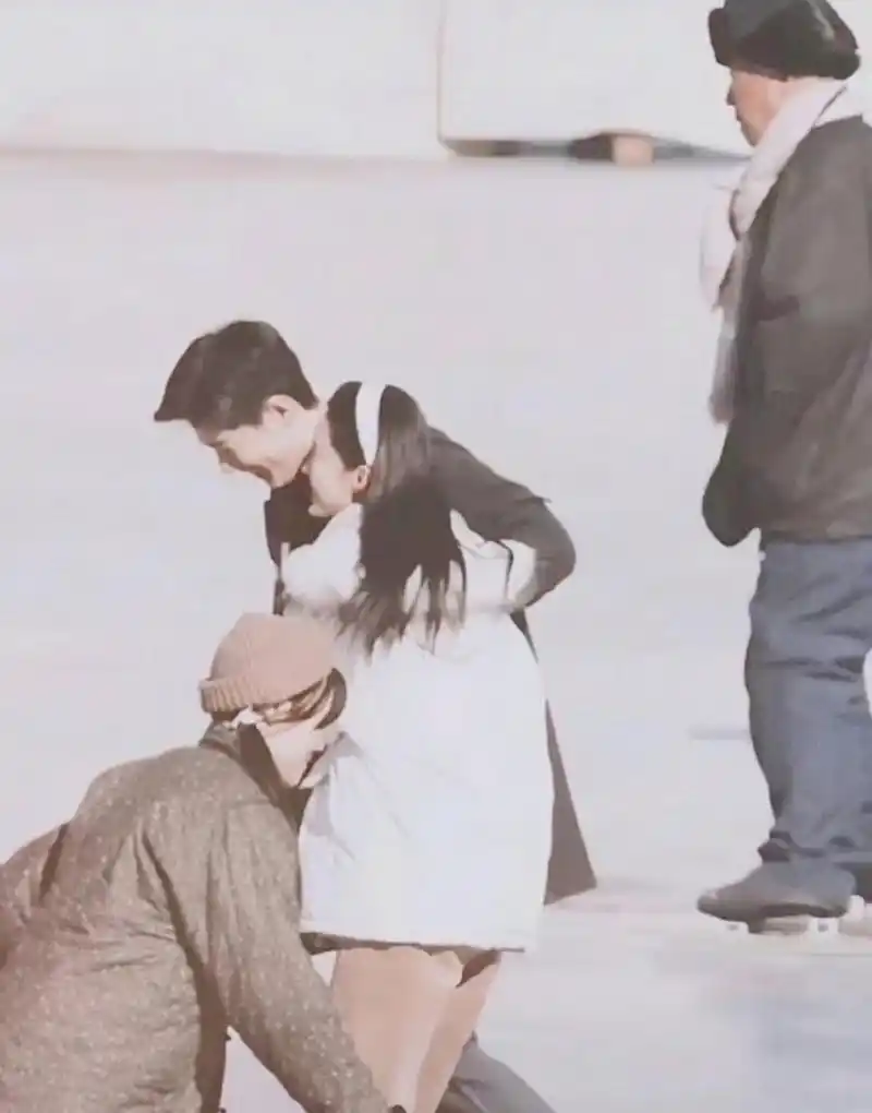 肖战李沁《梦中的那片海》滑冰路透合影,气氛十足!