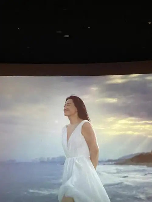 《热辣滚烫》"贾玲有腹肌",网友说"春节大餐不香了"|贾玲|热辣滚烫