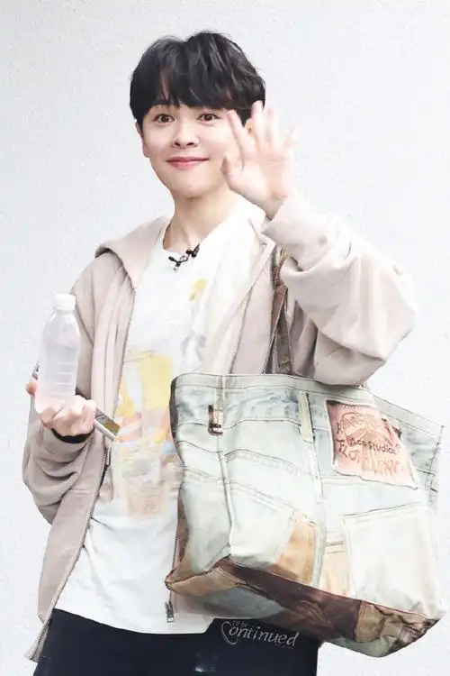 甜#尤长靖披荆斩棘的哥哥上班92下雨天差点滑倒小表情也太可爱了!