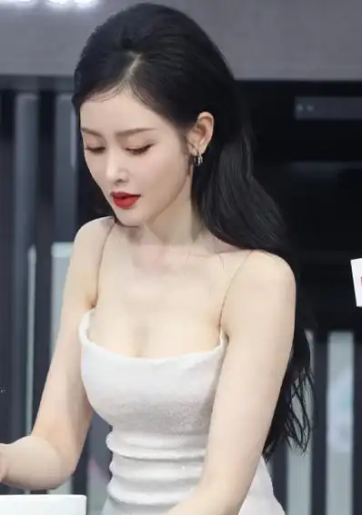 张天爱银色礼服写真照,身材比例完美简直是全能女神啊!