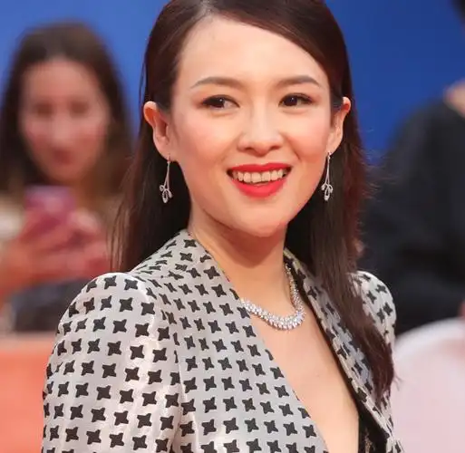 章子怡化了很浓的妆,但法令纹仍很深,以肉眼可见的速度衰老啊!