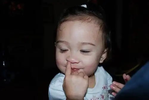 超萌 宝宝挖鼻孔时的表情