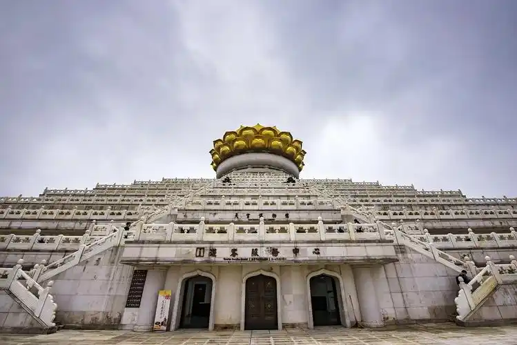 造如梦似幻的天宫幻境,呈现佛经中"莲华上有无量亿光"殊胜景象,可惜我