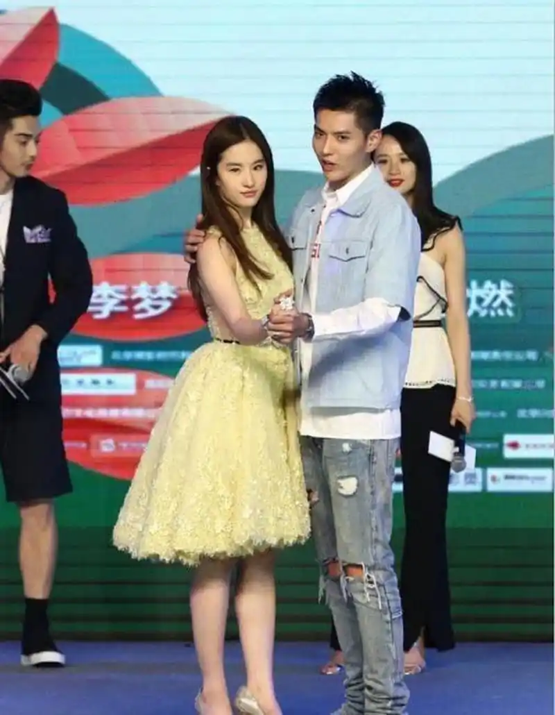 一次采访中,刘亦菲吐槽:"很多女演员都不喜欢和吴亦凡拍吻戏.