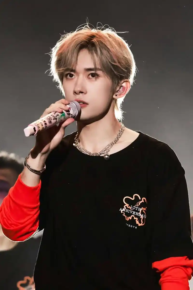 我担坚不可摧.#易烊千玺 #易烊千玺神图诞生 - 抖音