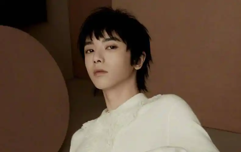 华晨宇才是逆生长吧?发博晒长发照,这颜值哪像32岁_状态_少年_气质