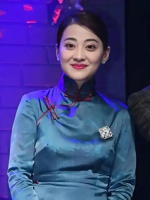 47岁的梅婷这次真美出圈了,穿上旗袍优雅大气!_网易订阅