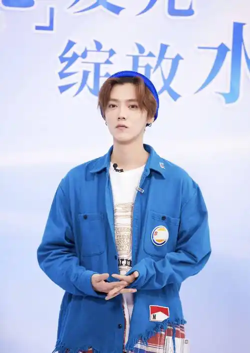 鹿晗好温柔,礼貌答应每位路人签字要求,对小孩子格外宠溺_关晓彤_人品