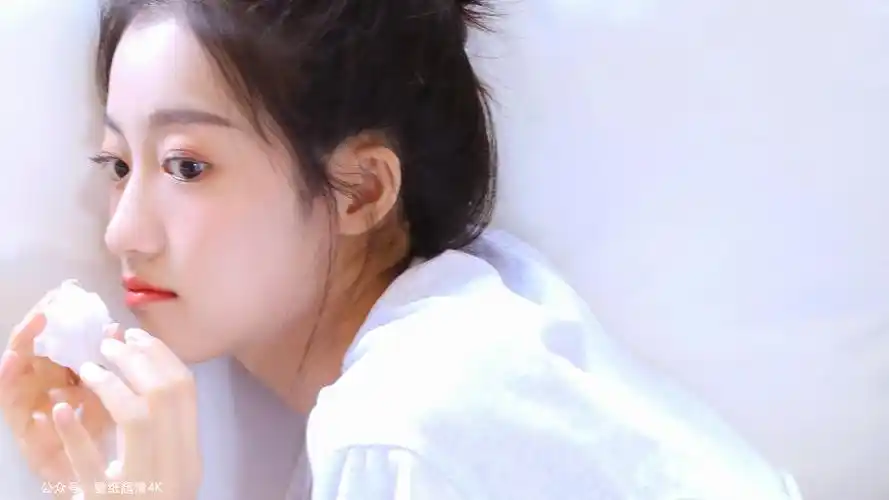 丸子头极简的漂亮的女生头像-美女壁纸 - 壁纸家