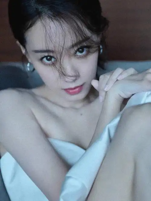 张小斐一身白衣摆造型,红气养人是真的,张小斐自从"成功"以后