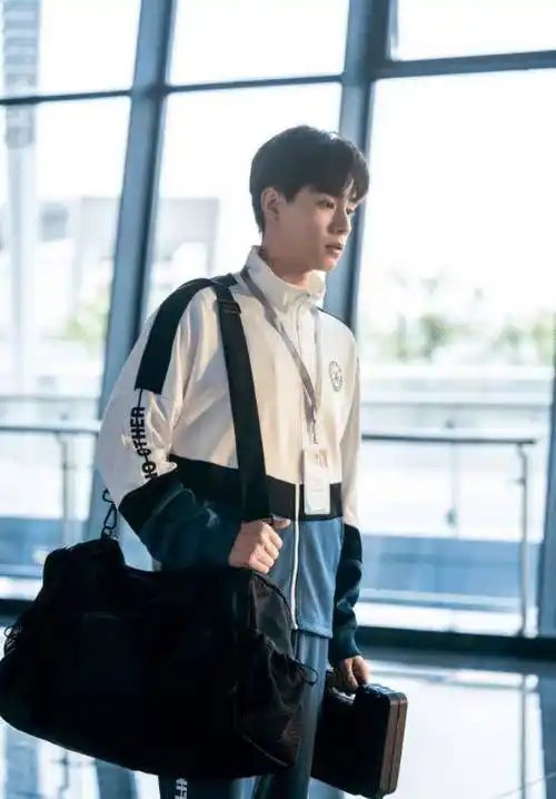 胡一天新剧无水花?看他代言哆啦a梦gucci联名系列:可以靠脸吃饭