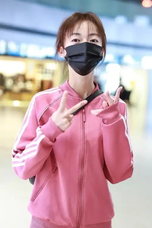 吴谨言素颜现身机场各种卖萌小动作