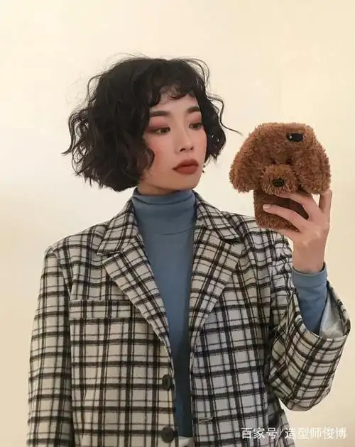 有一种年轻叫"可甜可咸"短卷发,真的很减龄,宛如18岁少女