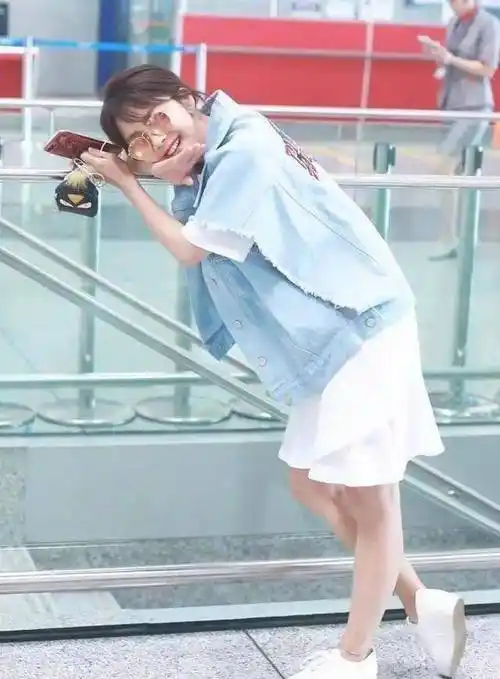 谭松韵底气十足,放出机场无p照,"真实腿型"一目了然!_服装_衣服_发型