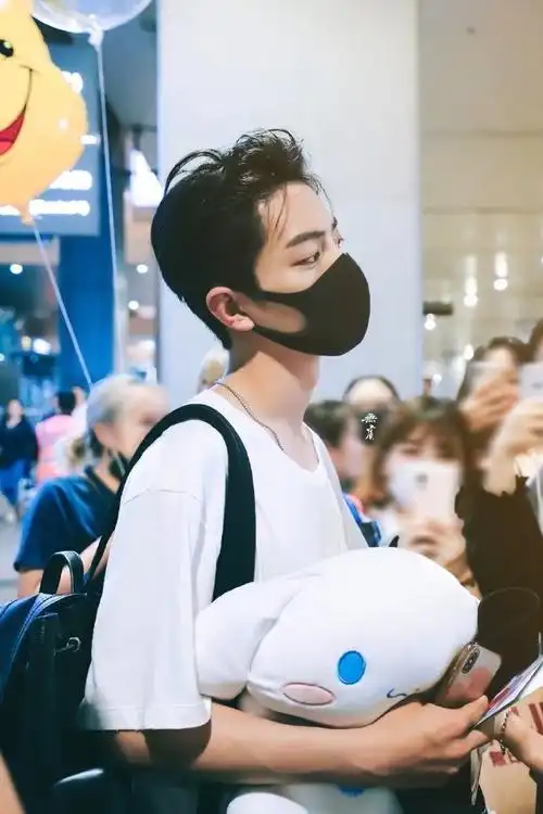 肖战名场面之机场大背头一秒沦陷#肖战#  可狼可奶 气质这一块拿捏亖