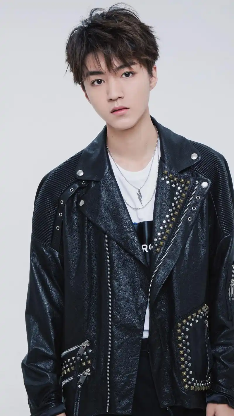 王俊凯帅气照片高清手机壁纸.