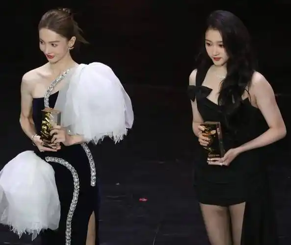 金晨和关晓彤合影都穿小黑裙,一个露肩好优雅,一个露腿好性感_气质