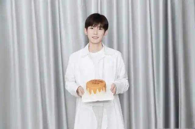 tfboys卡点晒照,三小只手捧蛋糕庆祝出道7周年,少年感满满