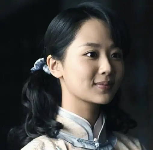 原来霍建华和杨紫还演过夫妻,在拍摄《战长沙》时,导演想找一个长相