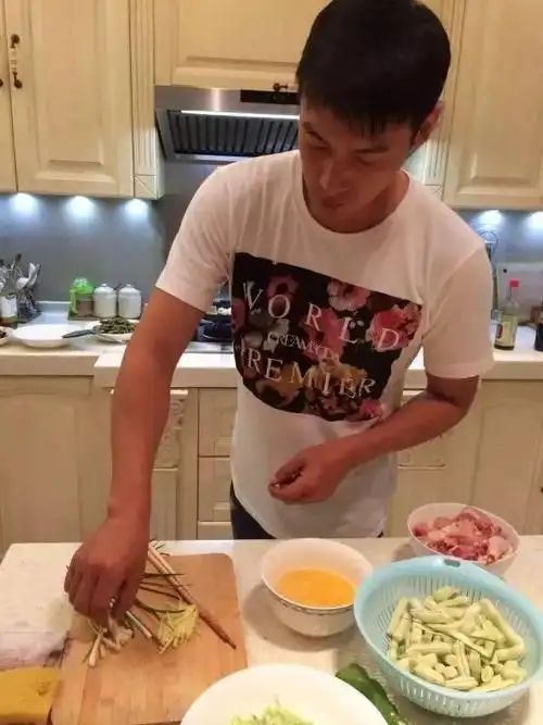 44岁陆毅近照曝光变化大,面部圆润无棱角,身材发福走样太明显