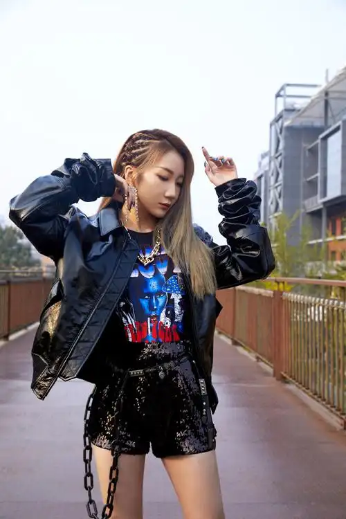 简介:乃万黑色夹克格子长靴性感写真图片,分享一组乃万图片给大家,图