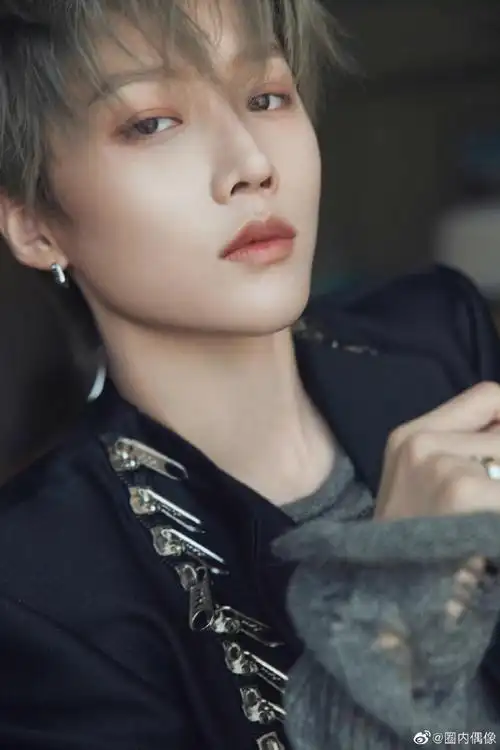 刘雨昕街舞5总决赛第三套造型,拉链黑西装造型设计感满满,好帅气的