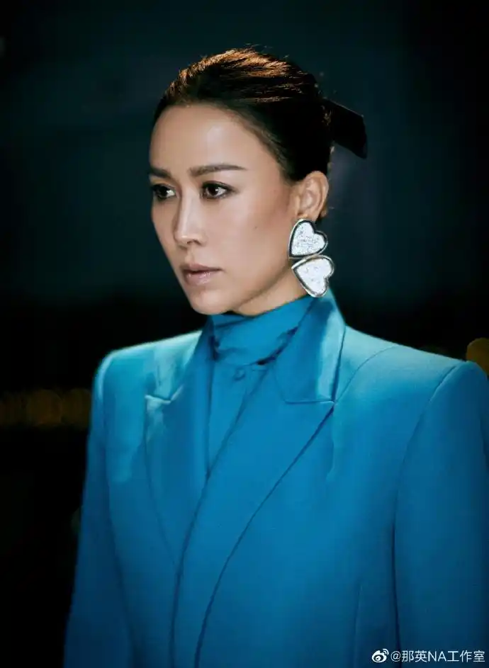 组图:那英孔雀蓝套装搭配夸张耳饰诠释成熟魅力 烟熏妆气场十足_高清