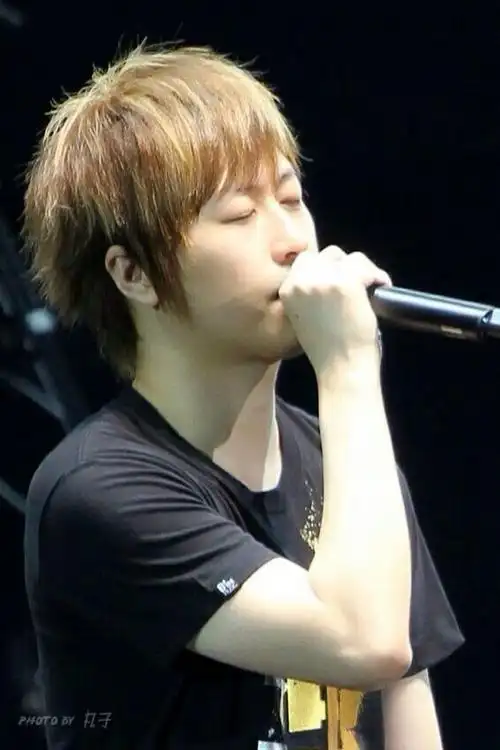 如何评价五月天主唱阿信的颜值? - 知乎