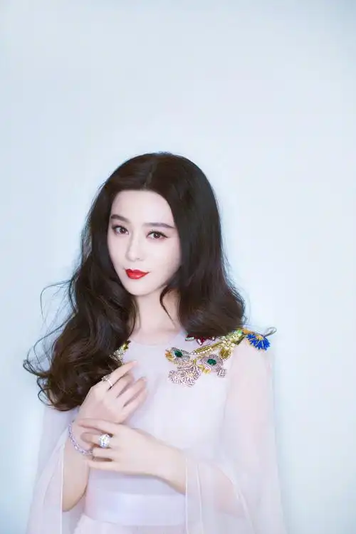 2018早春系列,范冰冰落地长裙仙气十足