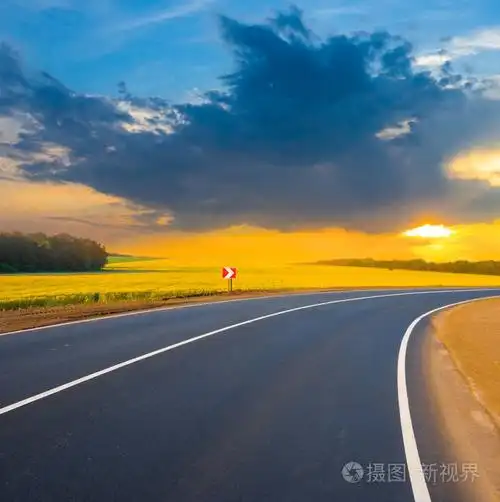 柏油路在阴沉沉的天空下转弯