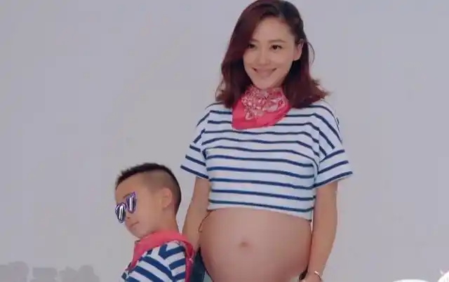 应采儿被要求穿露脐装拍孕妈照,谁注意她肚子上的皮肤,早该想到