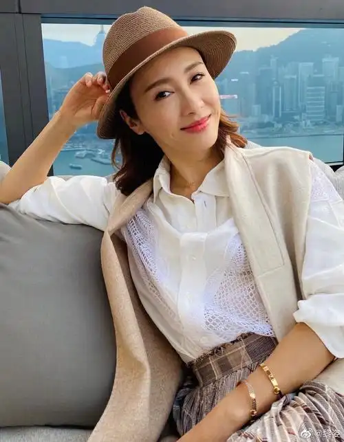 黎姿罕晒老公全家福:退圈15年,一代女神活成了这样?