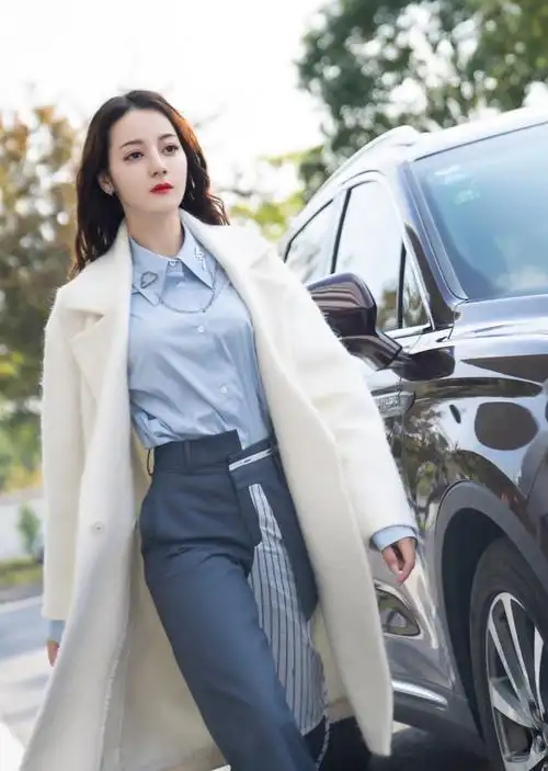 迪丽热巴太飒了,黑色皮裤套装冷酷帅气,其他风格更是轻松驾驭