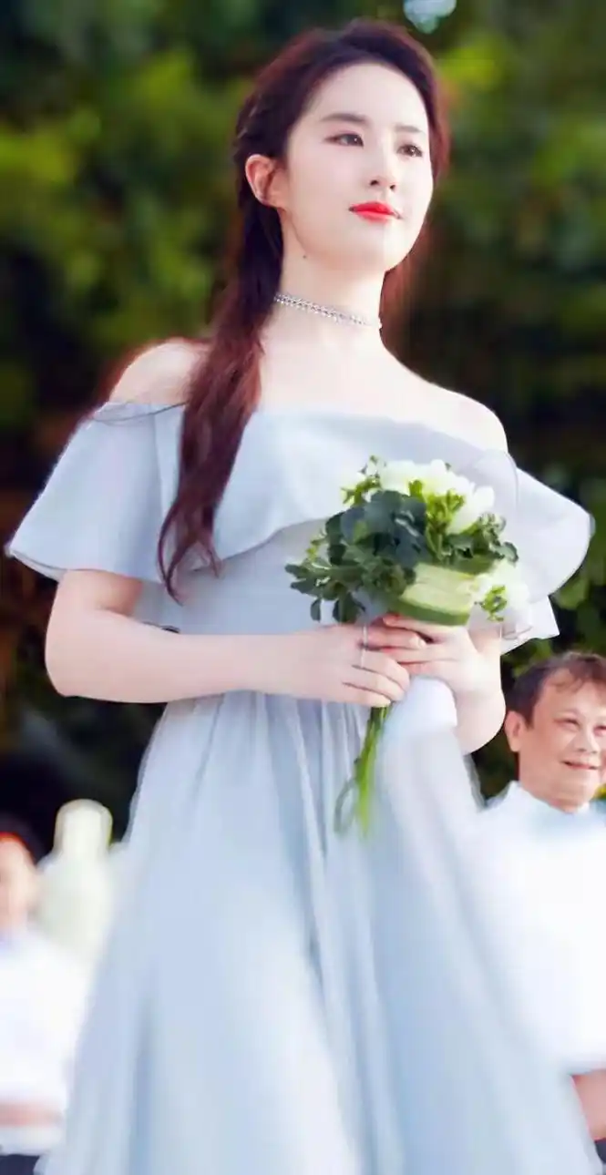 当伴娘的刘亦菲出场,世界安静了,网友惊呼:不怕新郎悔婚吗?