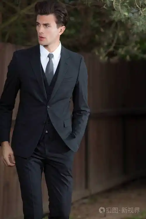 年轻优雅的帅哥在外面摆姿势