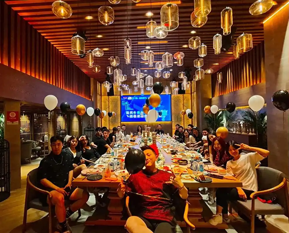 生日照片怎么拍?当然是用心拍大合影.#拍照姿势 #现场实拍  - 抖音