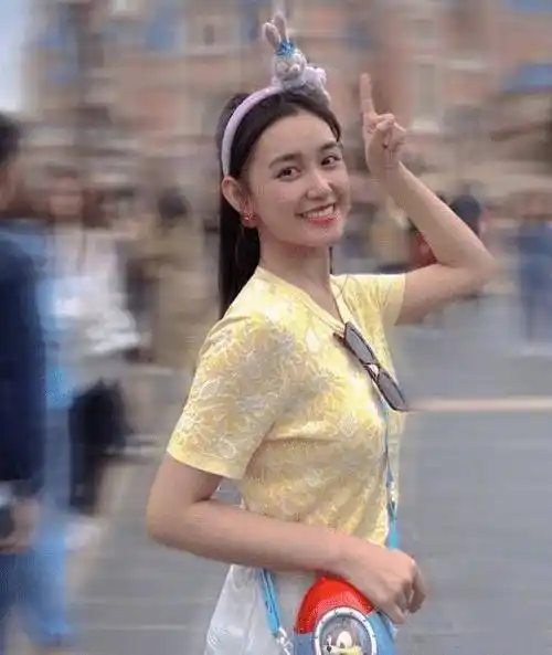 原创蒋依依晒日常两年前的毯子还在用一顿饭吃11个饺子胃口不小