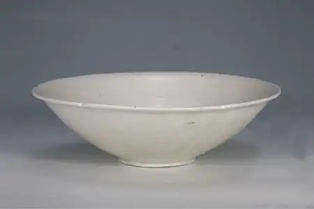 定窑白釉刻划莲花纹六瓣花口碗 北宋