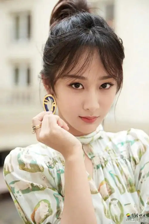 杨紫微博晒出美照:梳着丸子头,薄荷长裙清新,又不失优雅成熟
