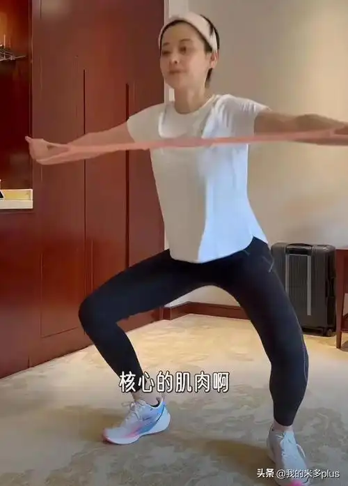 梅婷素颜健身在剧组拍戏长胖了5斤48岁的年纪还有身材焦虑