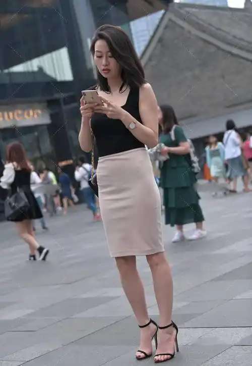 无袖黑色背心搭配米棕色一步裙,优雅时尚,大气十足的通勤装_都会_上衣