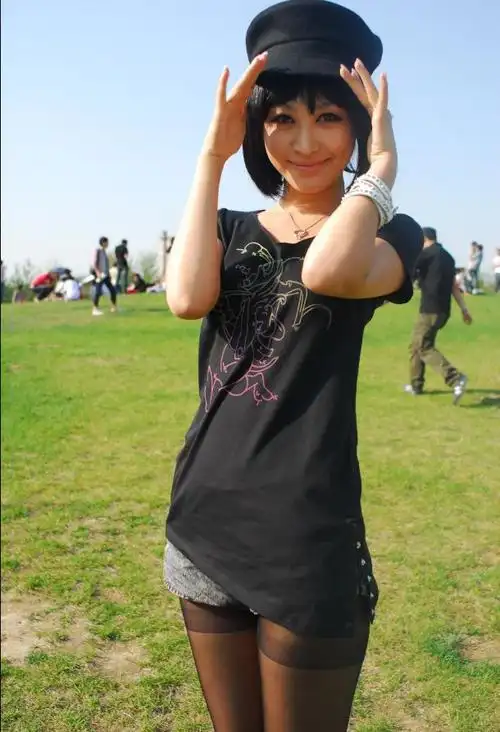 论作妖只服李菲儿,黑色丝袜搭配弯月牛仔短裤展现迷人大眼睛!