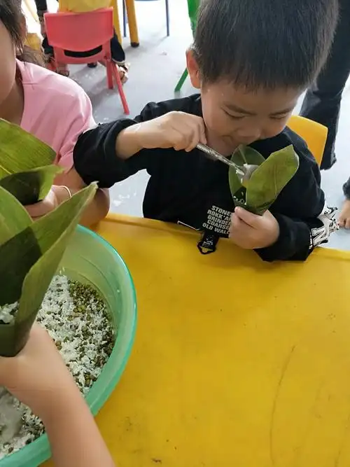 笔架山中心幼儿园大一班端午节主题活动——包粽子