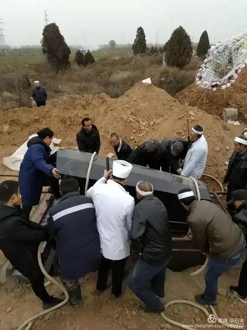 生老病死是人之常情,在农村,每逢有老人去世,过白事就成了一个家族的