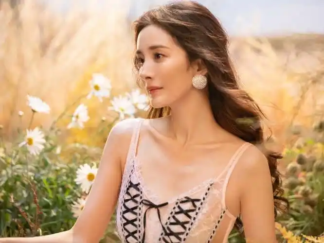 杨幂穿性感睡衣秀事业线身材傲人锁骨太精致