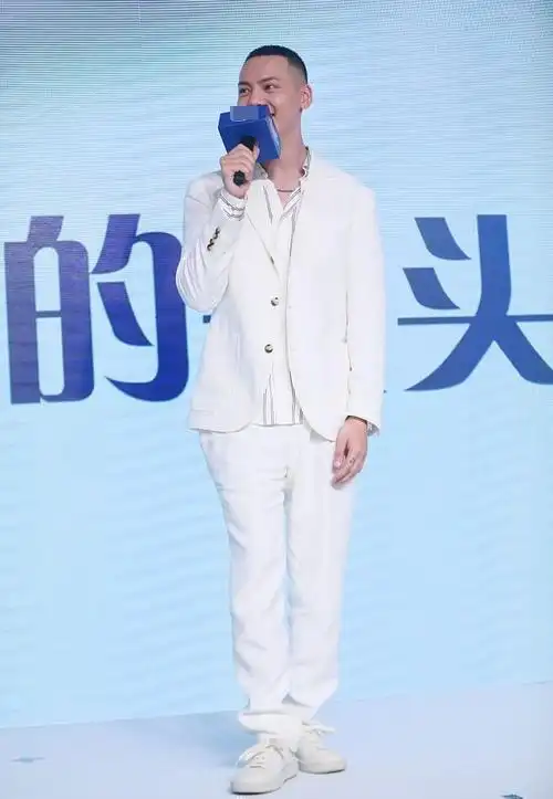 伟霆的"荷尔蒙"气质低调不了,寸头配白西装,不正派反倒帅气|发型|街拍