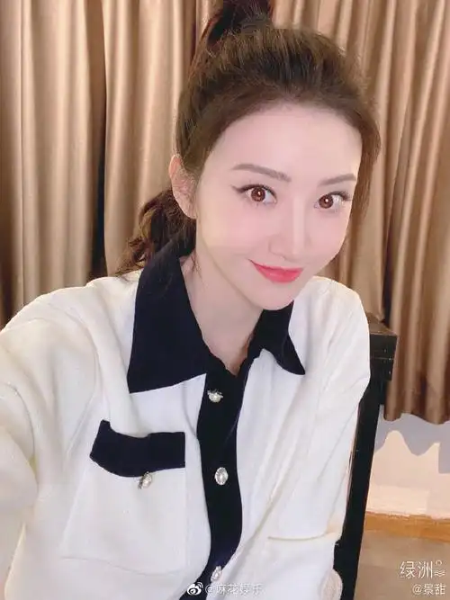 景甜晒九宫格怼脸自拍