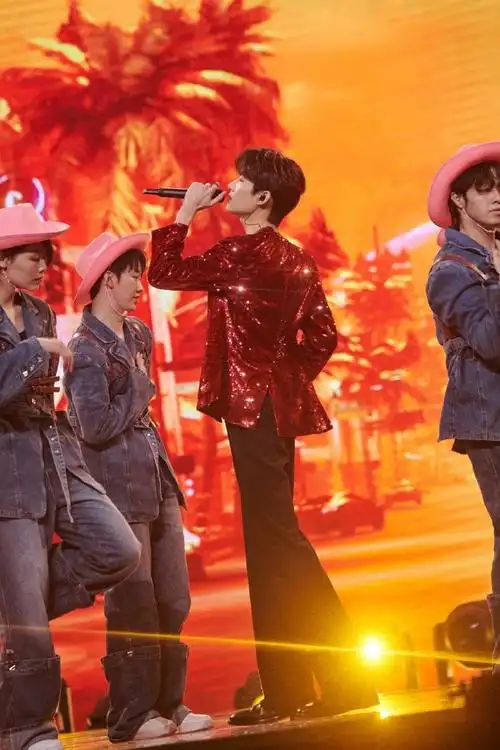 周柯宇晚八点歌会舞台照